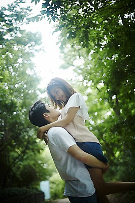 포토 JPG 주간 커플 공원 여자 남자 커플라이프 데이트 안기 사랑 서기 미소 상반신 20대 성인 야외 두명 옆모습 다정 산책 한국인 성인만 들어올리기 국내포토 자연요소 라이프스타일 공공시설 감정 뷰포인트 컨셉 관계 모션 휴식 표정 사람 동양인 청년 파일형식