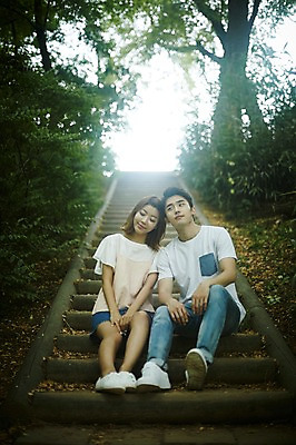 포토 JPG 주간 전신 커플 공원 여자 남자 커플라이프 데이트 사랑 미소 앉기 20대 성인 야외 두명 앞모습 다정 한국인 돌계단 성인만 국내포토 자연요소 라이프스타일 공공시설 감정 뷰포인트 컨셉 관계 모션 표정 사람 동양인 청년 계단 돌_바위 파일형식