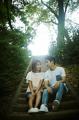 포토 JPG 주간 전신 커플 공원 여자 남자 커플라이프 데이트 사랑 미소 앉기 20대 성인 야외 두명 앞모습 다정 한국인 돌계단 성인만 국내포토 자연요소 라이프스타일 공공시설 감정 뷰포인트 컨셉 관계 모션 표정 사람 동양인 청년 계단 돌 바위 파일형식