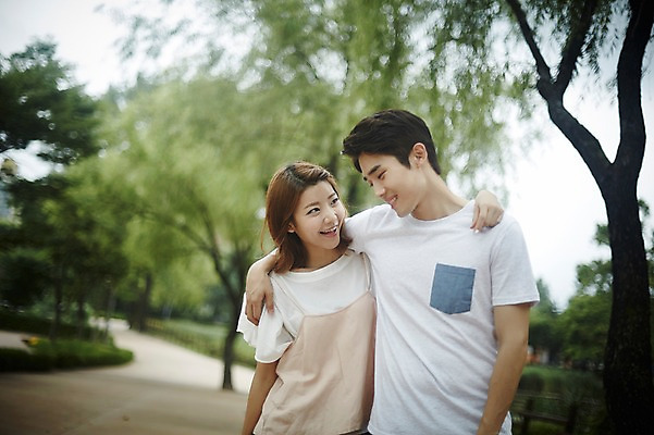 포토 JPG 주간 나무 커플 공원 여자 남자 커플라이프 데이트 어깨동무 사랑 미소 상반신 20대 성인 야외 두명 앞모습 걷기 다정 산책 한국인 성인만 국내포토 자연요소 식물 라이프스타일 공공시설 감정 뷰포인트 포즈 컨셉 관계 모션 휴식 표정 사람 동양인 청년 파일형식
