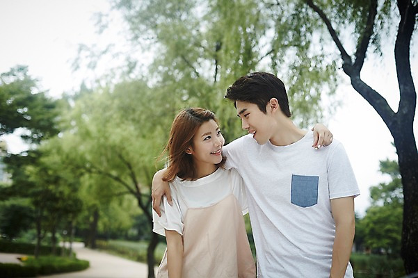 포토 JPG 주간 나무 커플 공원 여자 남자 커플라이프 데이트 어깨동무 사랑 미소 상반신 20대 성인 야외 두명 앞모습 걷기 다정 산책 한국인 성인만 국내포토 자연요소 식물 라이프스타일 공공시설 감정 뷰포인트 포즈 컨셉 관계 모션 휴식 표정 사람 동양인 청년 파일형식