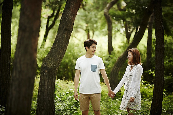 포토 JPG 주간 나무 커플 공원 여자 남자 커플라이프 데이트 사랑 미소 상반신 20대 성인 야외 두명 앞모습 걷기 손잡기 다정 산책 한국인 숲 성인만 국내포토 자연요소 식물 라이프스타일 공공시설 감정 뷰포인트 컨셉 관계 모션 휴식 표정 사람 동양인 청년 파일형식