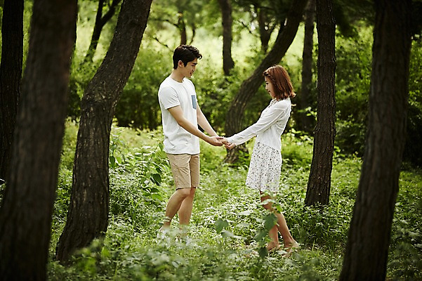 포토 JPG 주간 전신 나무 커플 공원 여자 남자 커플라이프 데이트 사랑 서기 미소 20대 성인 야외 두명 옆모습 손잡기 한국인 수줍음 성인만 국내포토 자연요소 식물 라이프스타일 공공시설 감정 뷰포인트 관계 모션 표정 사람 동양인 청년 파일형식