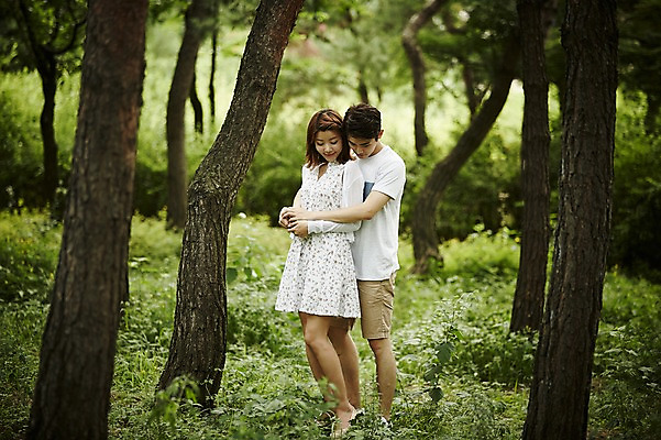 포토 JPG 주간 전신 나무 커플 공원 여자 남자 커플라이프 데이트 사랑 서기 미소 상반신 20대 성인 야외 두명 앞모습 한국인 숲 백허그 성인만 국내포토 자연요소 식물 라이프스타일 공공시설 감정 뷰포인트 관계 모션 포옹 표정 사람 동양인 청년 파일형식