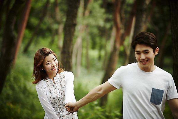 포토 JPG 주간 나무 커플 공원 여자 남자 커플라이프 데이트 사랑 미소 상반신 20대 성인 야외 두명 손잡기 산책 한국인 성인만 국내포토 자연요소 식물 라이프스타일 공공시설 감정 관계 모션 휴식 표정 사람 동양인 청년 파일형식