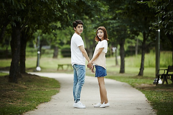 포토 JPG 주간 전신 커플 공원 여자 남자 커플라이프 데이트 사랑 서기 20대 성인 야외 두명 옆모습 손잡기 다정 산책 산책로 한국인 뒤돌아보기 성인만 국내포토 자연요소 라이프스타일 공공시설 감정 길 뷰포인트 컨셉 관계 모션 휴식 사람 동양인 청년 파일형식