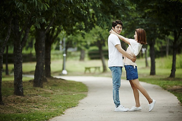 포토 JPG 주간 전신 커플 공원 여자 남자 커플라이프 데이트 안기 사랑 서기 20대 성인 야외 두명 옆모습 다정 산책 산책로 한국인 성인만 국내포토 자연요소 라이프스타일 공공시설 감정 길 뷰포인트 컨셉 관계 모션 휴식 사람 동양인 청년 파일형식