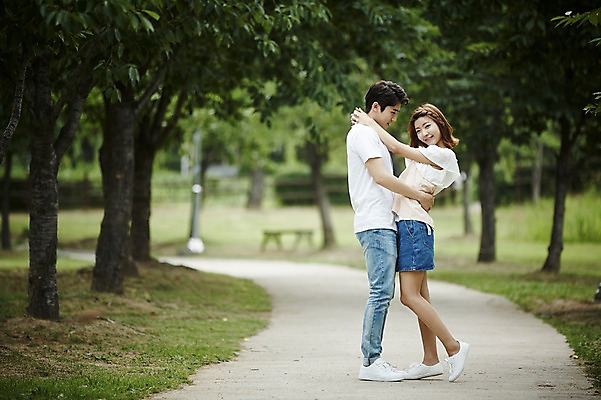 포토 JPG 주간 전신 커플 공원 여자 남자 커플라이프 데이트 안기 사랑 서기 20대 성인 야외 두명 옆모습 다정 산책 산책로 한국인 성인만 국내포토 자연요소 라이프스타일 공공시설 감정 길 뷰포인트 컨셉 관계 모션 휴식 사람 동양인 청년 파일형식