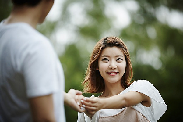 포토 JPG 주간 커플 공원 여자 남자 커플라이프 데이트 사랑 서기 미소 상반신 20대 성인 야외 두명 앞모습 뒷모습 손잡기 한국인 성인만 국내포토 자연요소 라이프스타일 공공시설 감정 뷰포인트 관계 모션 표정 사람 동양인 청년 파일형식