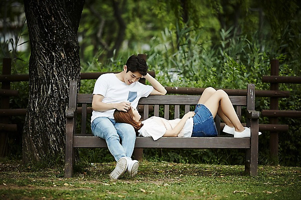포토 JPG 주간 전신 나무 커플 공원 여자 남자 커플라이프 벤치 데이트 사랑 앉기 20대 성인 야외 두명 앞모습 옆모습 눕기 다정 산책 한국인 성인만 쓰다듬기 국내포토 자연요소 식물 라이프스타일 공공시설 감정 뷰포인트 컨셉 의자 관계 모션 휴식 사람 동양인 청년 파일형식