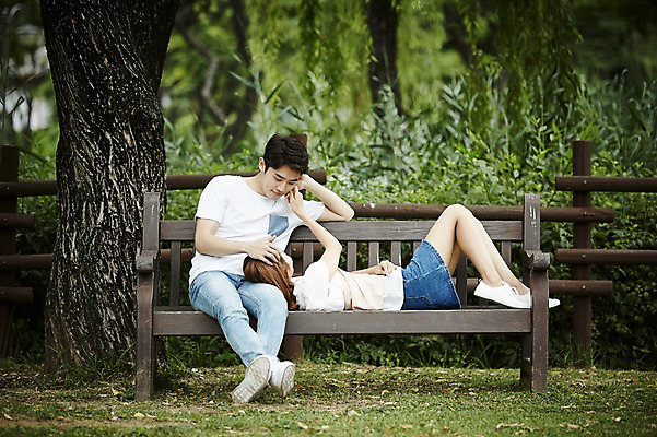포토 JPG 주간 전신 나무 커플 공원 여자 남자 커플라이프 벤치 데이트 사랑 앉기 20대 성인 야외 두명 앞모습 옆모습 눕기 다정 산책 한국인 성인만 쓰다듬기 국내포토 자연요소 식물 라이프스타일 공공시설 감정 뷰포인트 컨셉 의자 관계 모션 휴식 사람 동양인 청년 파일형식