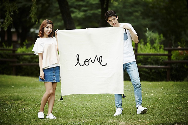 포토 JPG 주간 전신 배너 커플 공원 여자 남자 커플라이프 데이트 사각프레임 프레임 광고판 알림판 사랑 서기 미소 들기 20대 성인 야외 두명 앞모습 산책 한국인 성인만 국내포토 자연요소 라이프스타일 공공시설 감정 뷰포인트 관계 모션 휴식 표정 사람 동양인 청년 사각형 판 파일형식