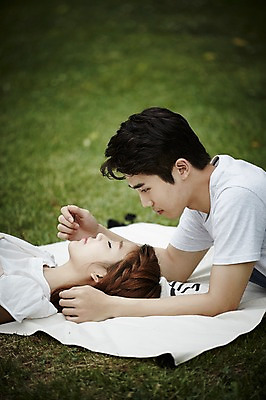 포토 JPG 주간 커플 공원 여자 남자 엎드리기 커플라이프 데이트 키스 사랑 서기 상반신 20대 성인 야외 두명 옆모습 눕기 다정 한국인 성인만 국내포토 자연요소 라이프스타일 공공시설 감정 뷰포인트 컨셉 관계 모션 사람 동양인 청년 애정표현 파일형식