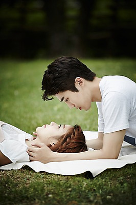 포토 JPG 주간 커플 공원 여자 남자 엎드리기 커플라이프 데이트 키스 사랑 서기 상반신 20대 성인 야외 두명 옆모습 눕기 다정 한국인 성인만 국내포토 자연요소 라이프스타일 공공시설 감정 뷰포인트 컨셉 관계 모션 사람 동양인 청년 애정표현 파일형식