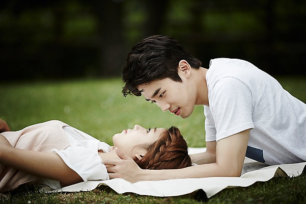 포토 JPG 주간 커플 공원 여자 남자 엎드리기 커플라이프 데이트 키스 사랑 서기 상반신 20대 성인 야외 두명 옆모습 눕기 다정 한국인 성인만 국내포토 자연요소 라이프스타일 공공시설 감정 뷰포인트 컨셉 관계 모션 사람 동양인 청년 애정표현 파일형식