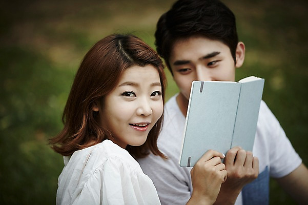 포토 JPG 주간 커플 공원 여자 남자 커플라이프 데이트 사랑 미소 들기 앉기 상반신 20대 성인 야외 두명 앞모습 다이어리 한국인 성인만 국내포토 자연요소 라이프스타일 공공시설 감정 뷰포인트 관계 모션 표정 사람 동양인 청년 사무용품 파일형식