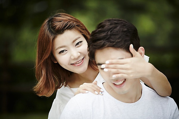 포토 JPG 주간 커플 공원 여자 남자 커플라이프 데이트 사랑 미소 상반신 20대 성인 야외 두명 앞모습 한국인 눈가림 성인만 국내포토 자연요소 라이프스타일 공공시설 감정 뷰포인트 관계 표정 사람 동양인 청년 가림 파일형식