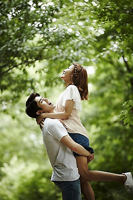 포토 JPG 주간 커플 공원 여자 남자 커플라이프 데이트 안기 사랑 서기 미소 상반신 20대 성인 야외 두명 옆모습 다정 한국인 성인만 들어올리기 국내포토 자연요소 라이프스타일 공공시설 감정 뷰포인트 컨셉 관계 모션 표정 사람 동양인 청년 파일형식