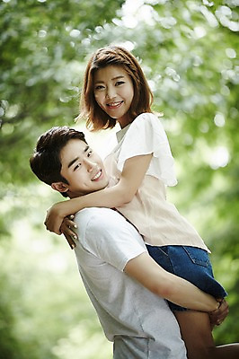 포토 JPG 주간 커플 공원 여자 남자 커플라이프 데이트 안기 사랑 서기 미소 상반신 20대 성인 야외 두명 옆모습 다정 한국인 성인만 들어올리기 국내포토 자연요소 라이프스타일 공공시설 감정 뷰포인트 컨셉 관계 모션 표정 사람 동양인 청년 파일형식