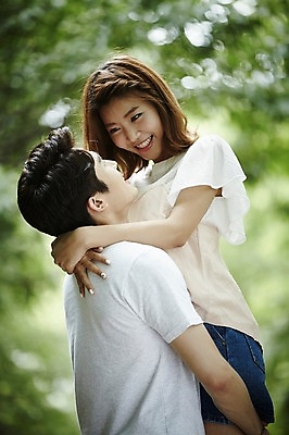 포토 JPG 주간 커플 공원 여자 남자 커플라이프 데이트 안기 사랑 서기 미소 상반신 20대 성인 야외 두명 옆모습 다정 한국인 성인만 들어올리기 국내포토 자연요소 라이프스타일 공공시설 감정 뷰포인트 컨셉 관계 모션 표정 사람 동양인 청년 파일형식