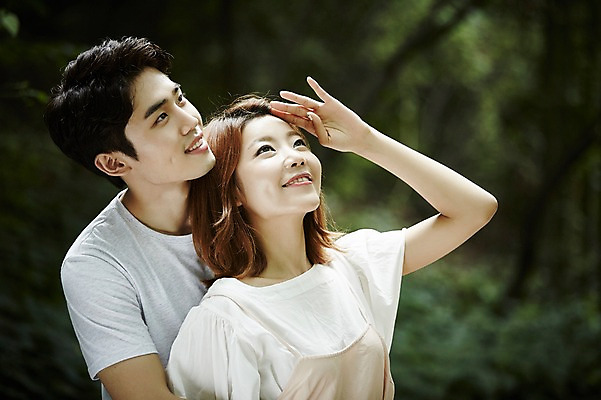 포토 JPG 주간 커플 응시 공원 여자 남자 커플라이프 데이트 사랑 서기 미소 상반신 20대 성인 야외 두명 앞모습 다정 한국인 백허그 성인만 국내포토 자연요소 라이프스타일 시선 공공시설 감정 뷰포인트 컨셉 관계 모션 포옹 표정 사람 동양인 청년 파일형식