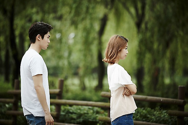 포토 JPG 주간 커플 공원 여자 남자 커플라이프 데이트 서기 상반신 20대 성인 야외 두명 옆모습 팔짱 한국인 등돌리기 짜증 싸움 삐침 토라짐 성인만 국내포토 자연요소 라이프스타일 공공시설 감정 뷰포인트 컨셉 관계 모션 사람 동양인 청년 파일형식