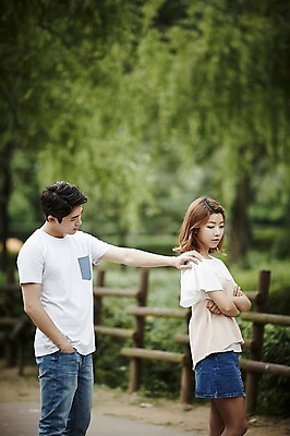 포토 JPG 주간 커플 공원 여자 남자 커플라이프 데이트 서기 상반신 20대 성인 야외 두명 옆모습 팔짱 한국인 등돌리기 짜증 싸움 삐침 토라짐 성인만 국내포토 자연요소 라이프스타일 공공시설 감정 뷰포인트 컨셉 관계 모션 사람 동양인 청년 파일형식