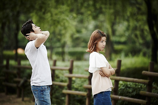 포토 JPG 주간 커플 공원 여자 남자 커플라이프 데이트 서기 상반신 20대 성인 야외 두명 옆모습 팔짱 한국인 등돌리기 분노 짜증 싸움 삐침 토라짐 성인만 국내포토 자연요소 라이프스타일 공공시설 감정 뷰포인트 컨셉 관계 모션 사람 동양인 청년 파일형식