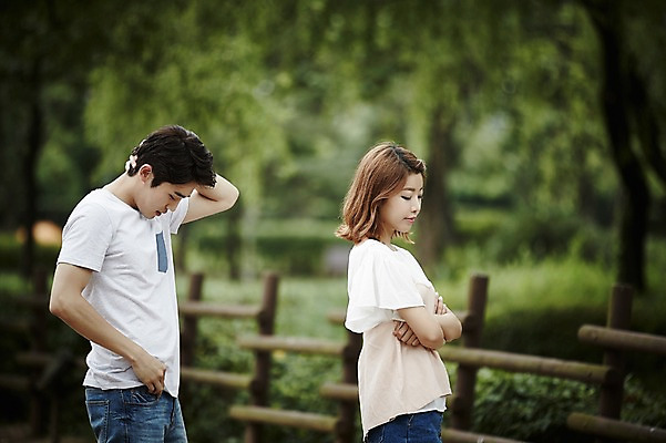 포토 JPG 주간 커플 공원 여자 남자 커플라이프 데이트 서기 상반신 20대 성인 야외 두명 옆모습 팔짱 한국인 등돌리기 분노 짜증 싸움 삐침 토라짐 성인만 국내포토 자연요소 라이프스타일 공공시설 감정 뷰포인트 컨셉 관계 모션 사람 동양인 청년 파일형식
