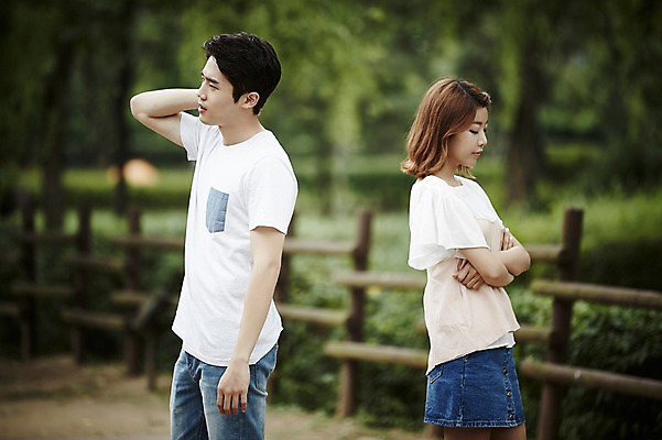 포토 JPG 주간 커플 공원 여자 남자 커플라이프 데이트 서기 상반신 20대 성인 야외 두명 옆모습 팔짱 한국인 등돌리기 분노 짜증 싸움 삐침 토라짐 성인만 국내포토 자연요소 라이프스타일 공공시설 감정 뷰포인트 컨셉 관계 모션 사람 동양인 청년 파일형식