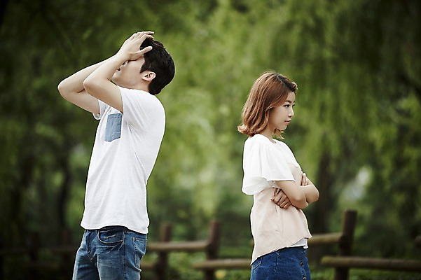 포토 JPG 주간 커플 공원 여자 남자 커플라이프 데이트 서기 상반신 20대 성인 야외 두명 옆모습 팔짱 한국인 등돌리기 분노 짜증 싸움 삐침 토라짐 성인만 국내포토 자연요소 라이프스타일 공공시설 감정 뷰포인트 컨셉 관계 모션 사람 동양인 청년 파일형식