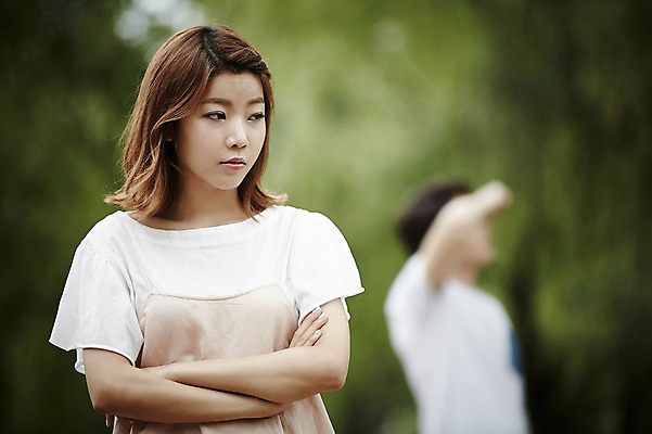 포토 JPG 주간 커플 공원 여자 남자 커플라이프 데이트 서기 상반신 20대 성인 야외 두명 앞모습 아웃포커스 팔짱 한국인 갈등 삐침 성인만 국내포토 자연요소 라이프스타일 공공시설 감정 뷰포인트 관계 모션 촬영기법 사람 동양인 청년 파일형식