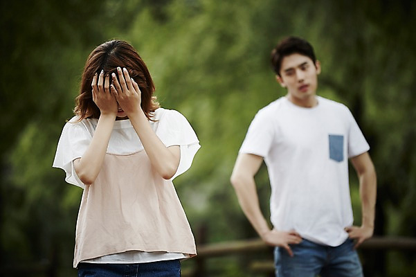 포토 JPG 주간 커플 공원 여자 남자 커플라이프 데이트 서기 상반신 20대 성인 야외 두명 앞모습 아웃포커스 한국인 울음 갈등 삐침 성인만 국내포토 자연요소 라이프스타일 공공시설 감정 뷰포인트 관계 모션 촬영기법 표정 사람 동양인 청년 파일형식