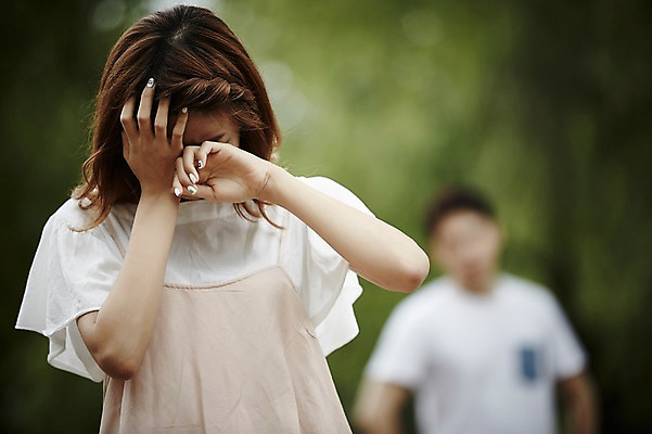 포토 JPG 주간 커플 공원 여자 남자 커플라이프 데이트 서기 상반신 20대 성인 야외 두명 앞모습 아웃포커스 한국인 울음 갈등 삐침 성인만 국내포토 자연요소 라이프스타일 공공시설 감정 뷰포인트 관계 모션 촬영기법 표정 사람 동양인 청년 파일형식