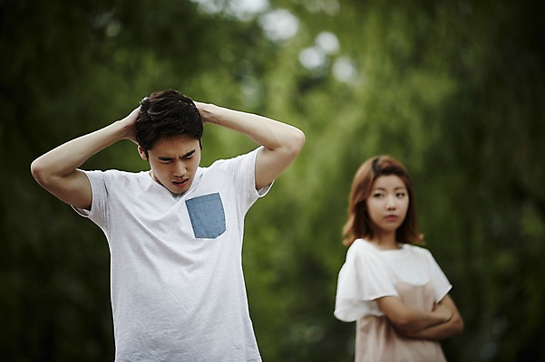 포토 JPG 주간 커플 공원 여자 남자 커플라이프 데이트 서기 상반신 20대 성인 야외 두명 앞모습 아웃포커스 한국인 짜증 갈등 삐침 성인만 국내포토 자연요소 라이프스타일 공공시설 감정 뷰포인트 관계 모션 촬영기법 사람 동양인 청년 파일형식