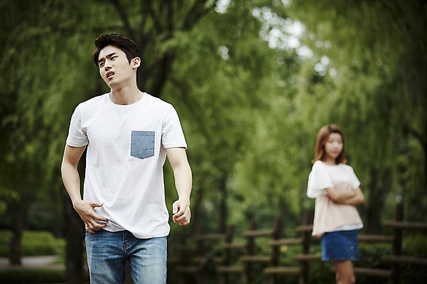 포토 JPG 주간 커플 공원 여자 남자 커플라이프 데이트 서기 상반신 20대 성인 야외 두명 앞모습 아웃포커스 팔짱 한국인 분노 갈등 삐침 성인만 국내포토 자연요소 라이프스타일 공공시설 감정 뷰포인트 관계 모션 촬영기법 사람 동양인 청년 파일형식