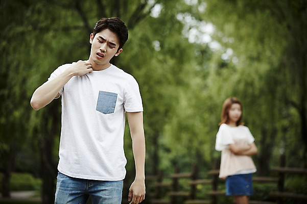 포토 JPG 주간 커플 공원 여자 남자 커플라이프 데이트 서기 상반신 20대 성인 야외 두명 앞모습 아웃포커스 팔짱 한국인 분노 갈등 삐침 성인만 국내포토 자연요소 라이프스타일 공공시설 감정 뷰포인트 관계 모션 촬영기법 사람 동양인 청년 파일형식