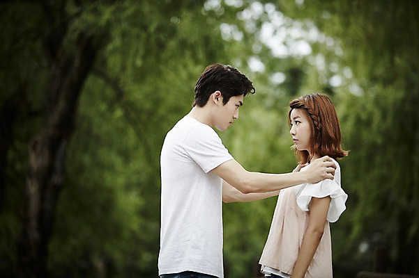 포토 JPG 주간 커플 공원 여자 남자 커플라이프 데이트 서기 상반신 20대 성인 야외 두명 옆모습 한국인 갈등 말다툼 성인만 국내포토 자연요소 라이프스타일 공공시설 뷰포인트 관계 모션 사람 동양인 청년 싸움 파일형식