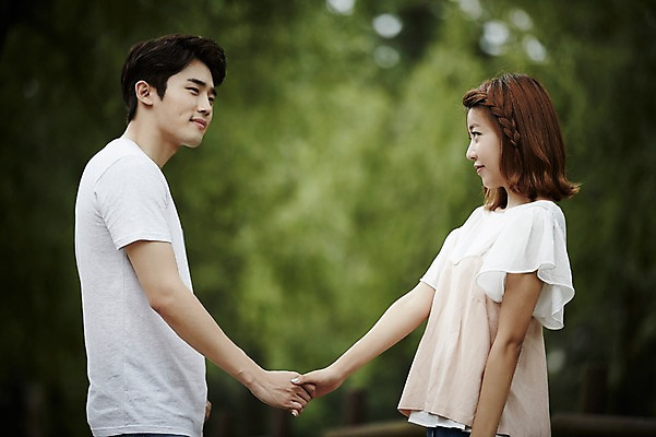 포토 JPG 주간 커플 공원 여자 남자 커플라이프 데이트 서기 상반신 20대 성인 야외 두명 옆모습 마주보기 손잡기 한국인 화해 성인만 국내포토 자연요소 라이프스타일 공공시설 감정 뷰포인트 관계 모션 사람 동양인 청년 파일형식