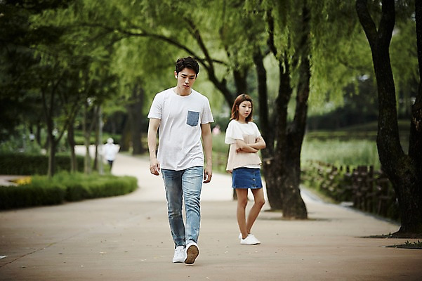 포토 JPG 주간 전신 커플 공원 여자 남자 커플라이프 데이트 서기 20대 성인 야외 두명 앞모습 아웃포커스 걷기 한국인 짜증 갈등 삐침 성인만 국내포토 자연요소 라이프스타일 공공시설 감정 뷰포인트 관계 모션 촬영기법 사람 동양인 청년 파일형식