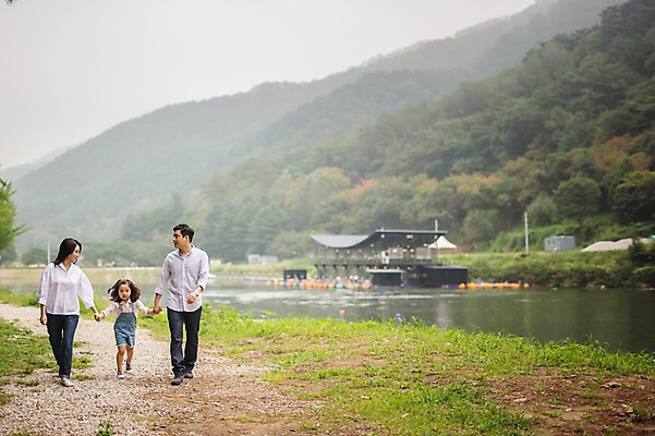 포토 JPG 주간 전신 여자 남자 딸 행복 어린이 여행 가족 엄마 소녀 성인 야외 앞모습 캐주얼 세명 30대 걷기 손잡기 화목 한국인 가족라이프 아빠 강가 멜빵바지 즐거움 춘천 국내포토 자연요소 라이프스타일 옷 감정 뷰포인트 컨셉 바지 관계 모션 사람 동양인 장년 강 멜빵 강원도 파일형식