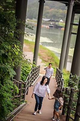 포토 JPG 주간 전신 나무 여자 남자 딸 행복 어린이 여행 가족 엄마 미소 소녀 성인 야외 앞모습 캐주얼 세명 30대 걷기 계단 손잡기 화목 산책로 원근감 한국인 가족라이프 아빠 멜빵바지 즐거움 오르기 춘천 국내포토 자연요소 식물 라이프스타일 옷 감정 길 뷰포인트 컨셉 바지 관계 모션 표정 사람 동양인 장년 멜빵 강원도 파일형식
