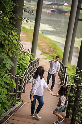 포토 JPG 주간 전신 나무 여자 남자 딸 행복 어린이 여행 가족 엄마 서기 미소 소녀 성인 야외 앞모습 캐주얼 세명 30대 걷기 계단 손잡기 화목 산책로 원근감 한국인 가족라이프 뒤돌아보기 아빠 멜빵바지 즐거움 오르기 손인사 춘천 국내포토 자연요소 식물 라이프스타일 옷 감정 길 뷰포인트 컨셉 바지 관계 모션 표정 사람 동양인 장년 인사 멜빵 강원도 파일형식