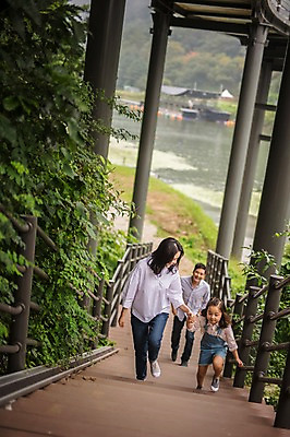 포토 JPG 주간 전신 나무 여자 남자 딸 행복 어린이 여행 가족 엄마 미소 소녀 성인 야외 앞모습 캐주얼 세명 30대 걷기 계단 손잡기 화목 산책로 원근감 한국인 가족라이프 아빠 멜빵바지 즐거움 오르기 춘천 국내포토 자연요소 식물 라이프스타일 옷 감정 길 뷰포인트 컨셉 바지 관계 모션 표정 사람 동양인 장년 멜빵 강원도 파일형식