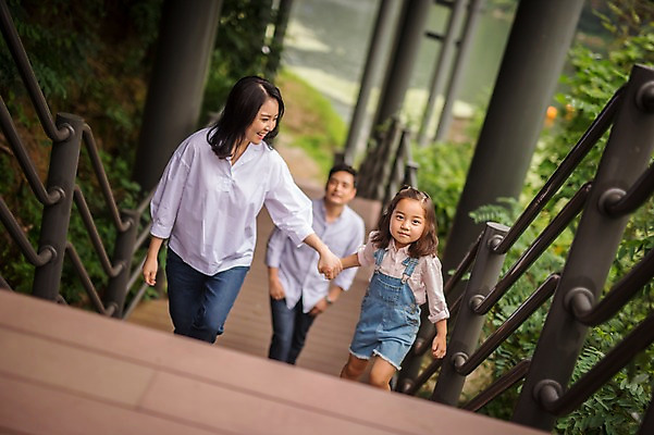 포토 JPG 주간 나무 여자 남자 딸 행복 어린이 여행 가족 엄마 미소 소녀 상반신 성인 야외 앞모습 캐주얼 세명 30대 걷기 계단 손잡기 화목 산책로 한국인 가족라이프 아빠 멜빵바지 즐거움 오르기 춘천 국내포토 자연요소 식물 라이프스타일 옷 감정 길 뷰포인트 컨셉 바지 관계 모션 표정 사람 동양인 장년 멜빵 강원도 파일형식