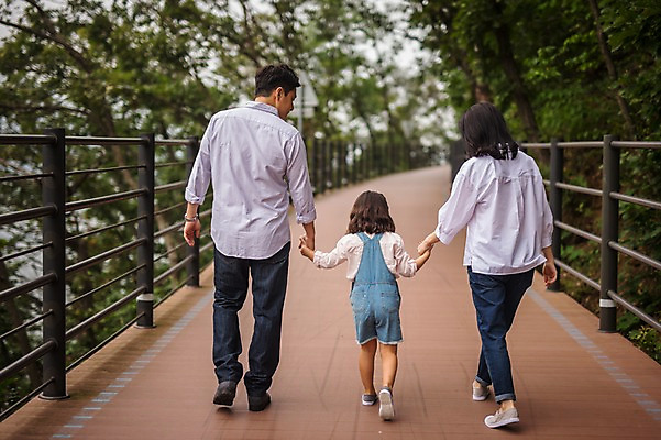 포토 JPG 주간 전신 나무 여자 남자 딸 행복 어린이 여행 가족 엄마 소녀 성인 야외 뒷모습 캐주얼 세명 30대 걷기 손잡기 화목 산책로 원근감 한국인 가족라이프 아빠 숲 멜빵바지 즐거움 춘천 가교 국내포토 자연요소 식물 라이프스타일 건축물 옷 감정 길 뷰포인트 컨셉 바지 관계 모션 사람 동양인 장년 멜빵 강원도 파일형식