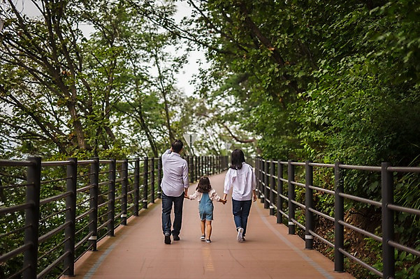 포토 JPG 주간 전신 나무 여자 남자 딸 행복 어린이 여행 가족 엄마 소녀 성인 야외 뒷모습 캐주얼 세명 30대 걷기 손잡기 화목 산책로 원근감 한국인 가족라이프 아빠 숲 멜빵바지 즐거움 춘천 가교 국내포토 자연요소 식물 라이프스타일 건축물 옷 감정 길 뷰포인트 컨셉 바지 관계 모션 사람 동양인 장년 멜빵 강원도 파일형식