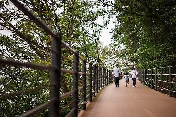 포토 JPG 주간 전신 나무 여자 남자 딸 행복 어린이 여행 가족 엄마 소녀 성인 야외 뒷모습 캐주얼 세명 30대 걷기 손잡기 화목 산책로 원근감 한국인 가족라이프 아빠 숲 멜빵바지 즐거움 춘천 가교 국내포토 자연요소 식물 라이프스타일 건축물 옷 감정 길 뷰포인트 컨셉 바지 관계 모션 사람 동양인 장년 멜빵 강원도 파일형식