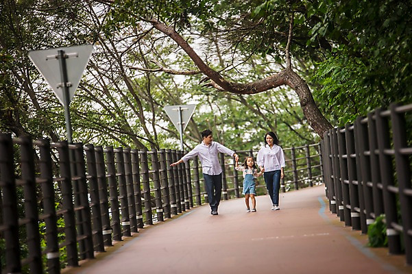 포토 JPG 주간 전신 나무 여자 남자 딸 행복 어린이 여행 가족 엄마 팔벌리기 소녀 성인 야외 앞모습 세명 30대 걷기 손잡기 화목 산책로 원근감 한국인 가족라이프 아빠 숲 즐거움 춘천 가교 국내포토 자연요소 식물 라이프스타일 건축물 감정 길 뷰포인트 컨셉 관계 모션 사람 동양인 장년 강원도 파일형식