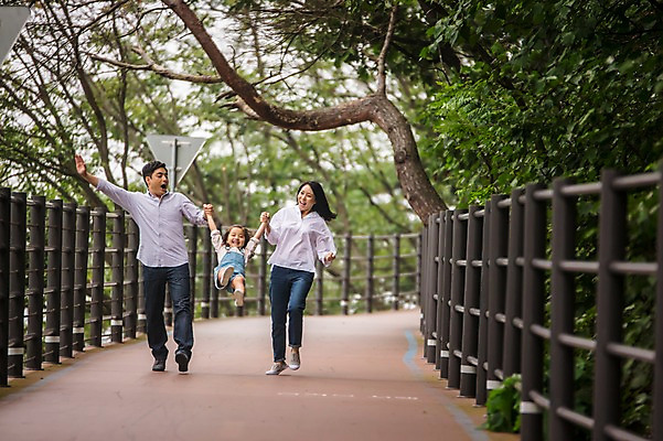 포토 JPG 주간 전신 나무 여자 남자 딸 행복 어린이 여행 가족 엄마 팔벌리기 미소 소녀 성인 야외 앞모습 세명 30대 걷기 손잡기 화목 산책로 원근감 한국인 가족라이프 아빠 숲 즐거움 춘천 가교 들어올리기 국내포토 자연요소 식물 라이프스타일 건축물 감정 길 뷰포인트 컨셉 관계 모션 표정 사람 동양인 장년 강원도 파일형식